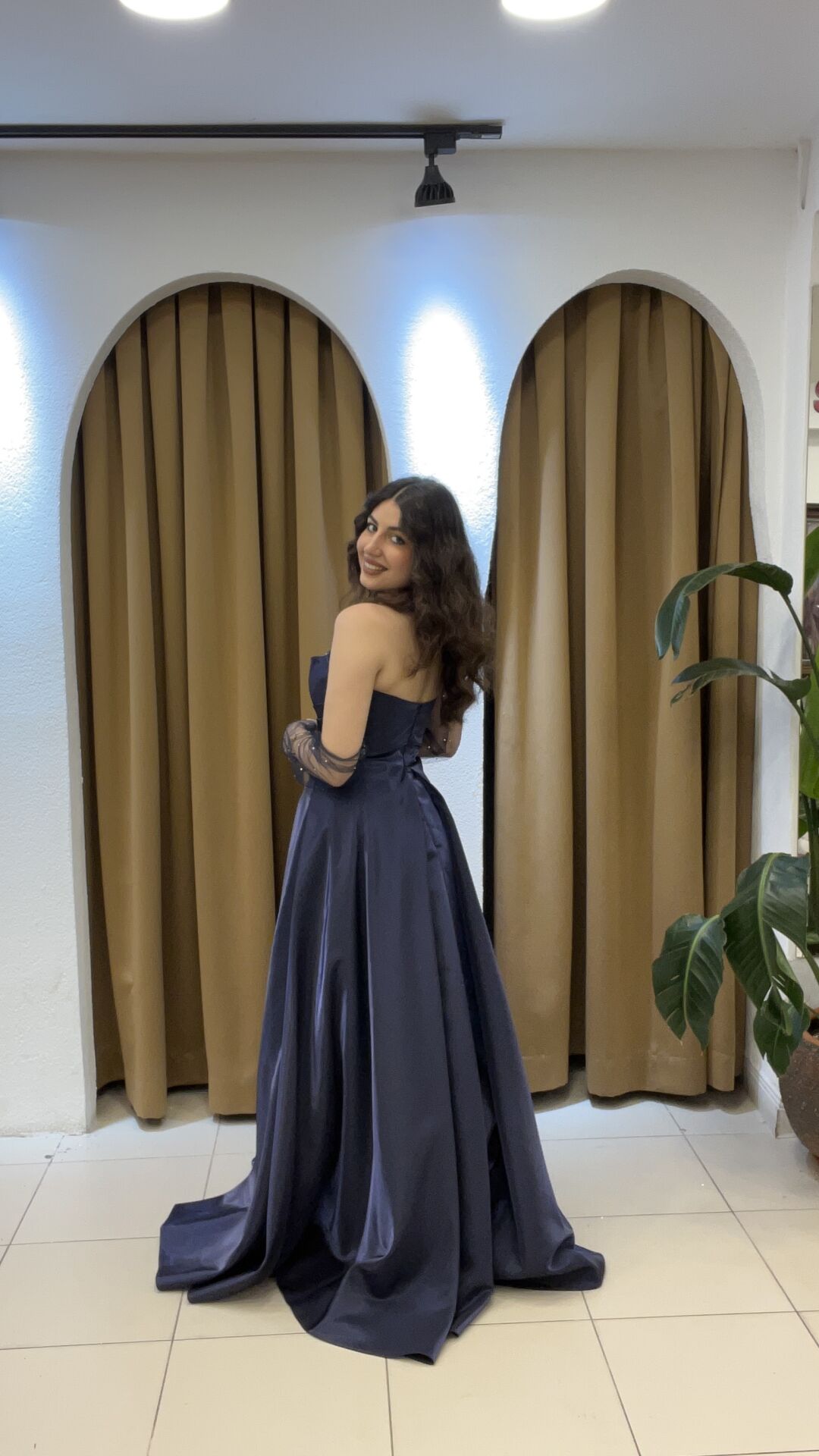 LACİVERT ELDİVENLİ STRAPLEZ ABİYE