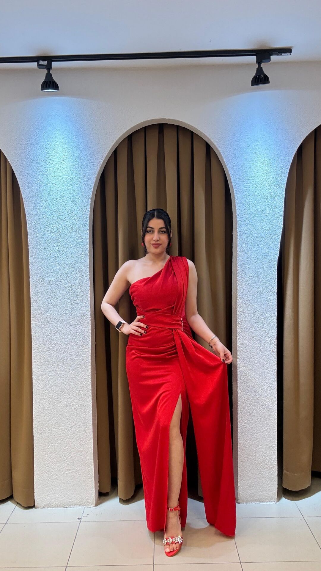 KIRMIZI SATEN TEK OMUZ YIRTMAÇLI ELBİSE