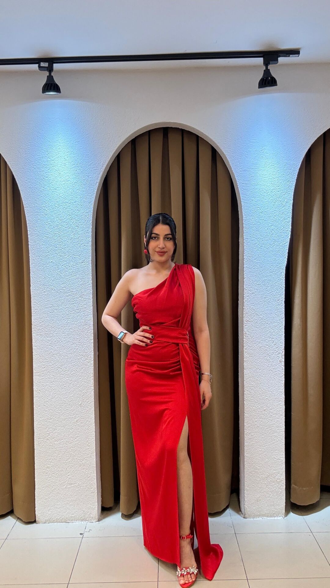 KIRMIZI SATEN TEK OMUZ YIRTMAÇLI ELBİSE