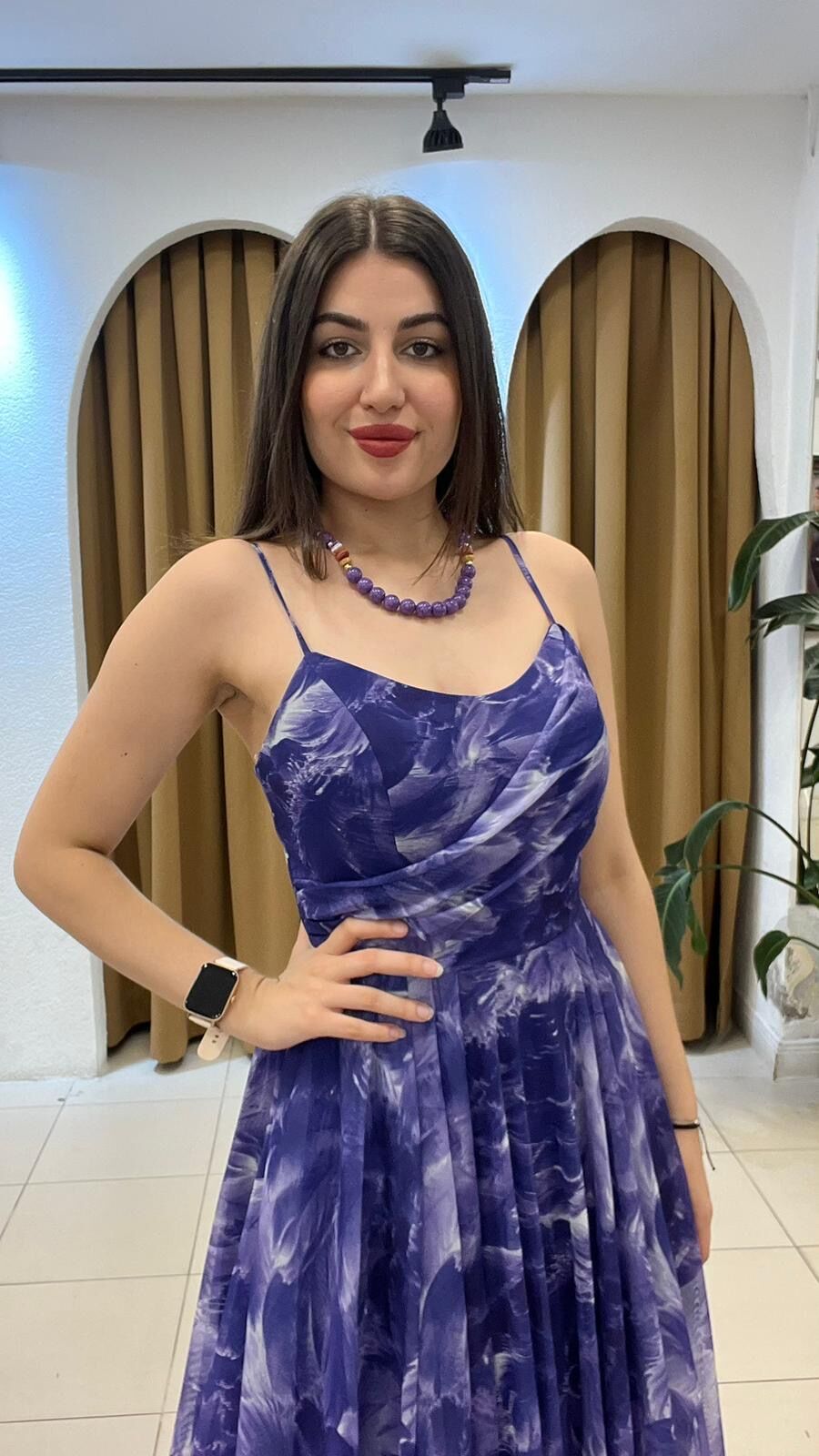 MOR DESENLİ ŞİFON YIRTMAÇLI ELBİSE