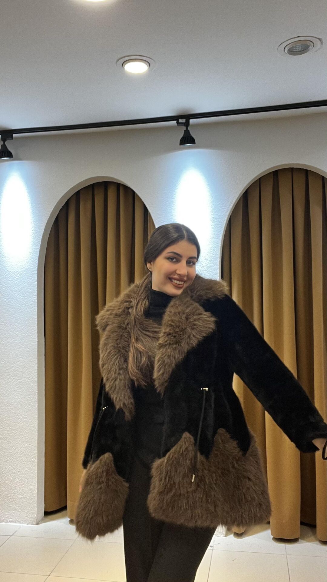 KAHVERENGİ DETAYLI SİYAH KÜRK KABAN