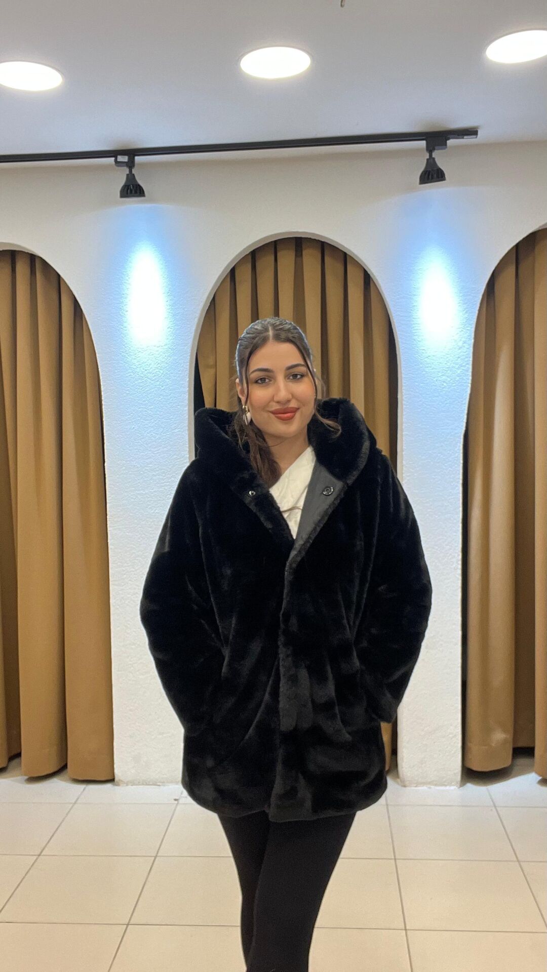 SİYAH ÇITÇITLI KAPİŞONLU KÜRK