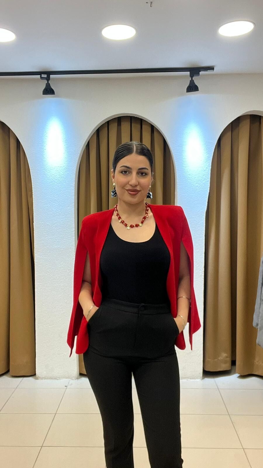 KIRMIZI YARASA KOL OMUZLARI VATKA DETAYLI CEKET