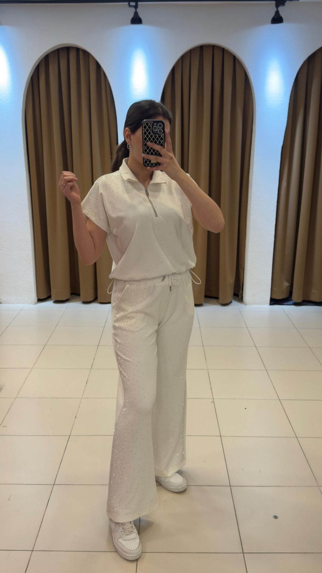 BEYAZ TAŞLI EŞOFMAN TAKIMI