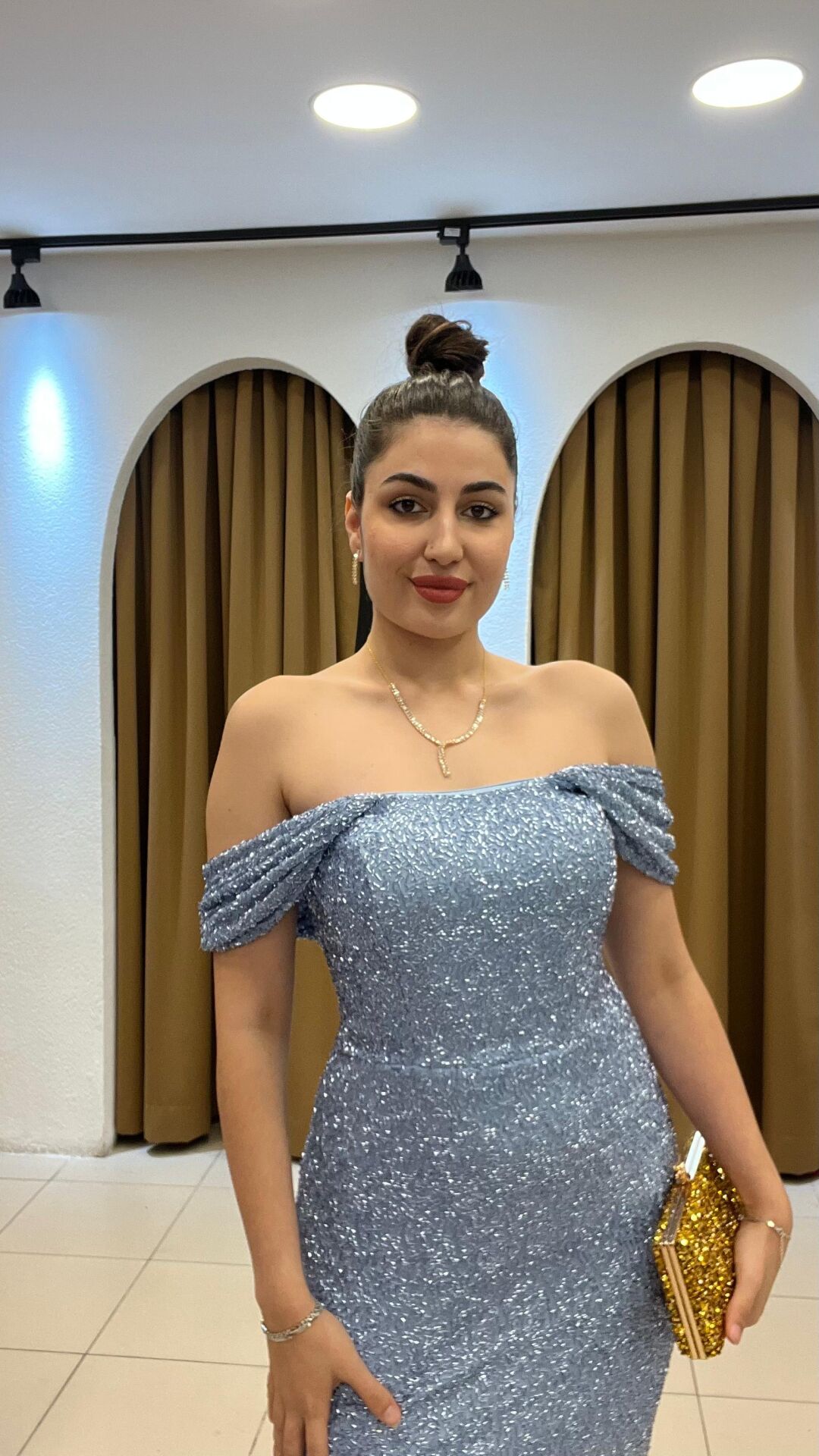 BEBE MAVİSİ MADONNA YAKA PULLU ARKADAN YIRTMAÇLI ABİYE