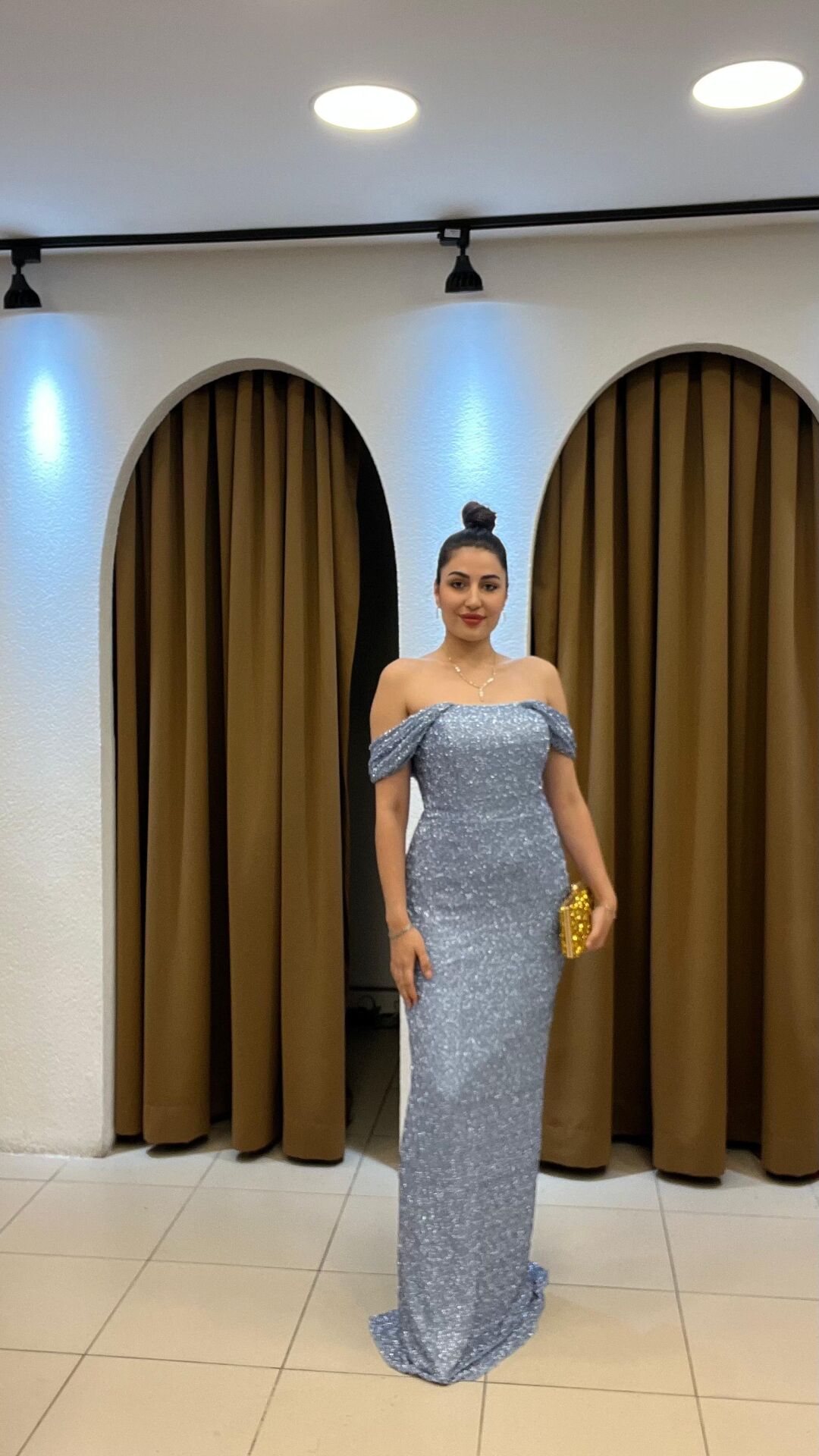 BEBE MAVİSİ MADONNA YAKA PULLU ARKADAN YIRTMAÇLI ABİYE