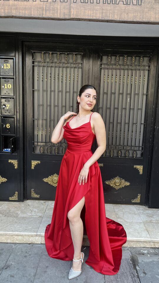 KIRMIZI İP ASKILI SIRTTAN İP BAĞLAMA DETAYLI ABİYE