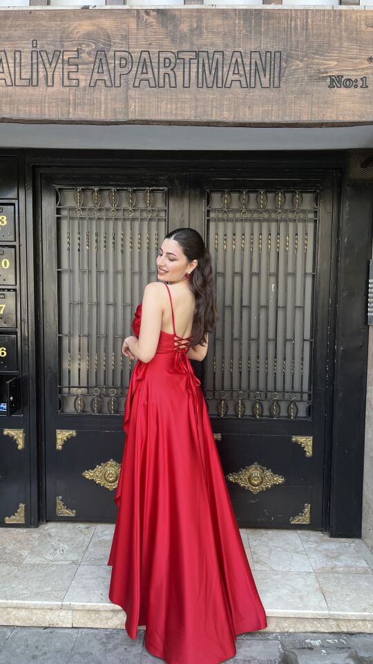 KIRMIZI İP ASKILI SIRTTAN İP BAĞLAMA DETAYLI ABİYE