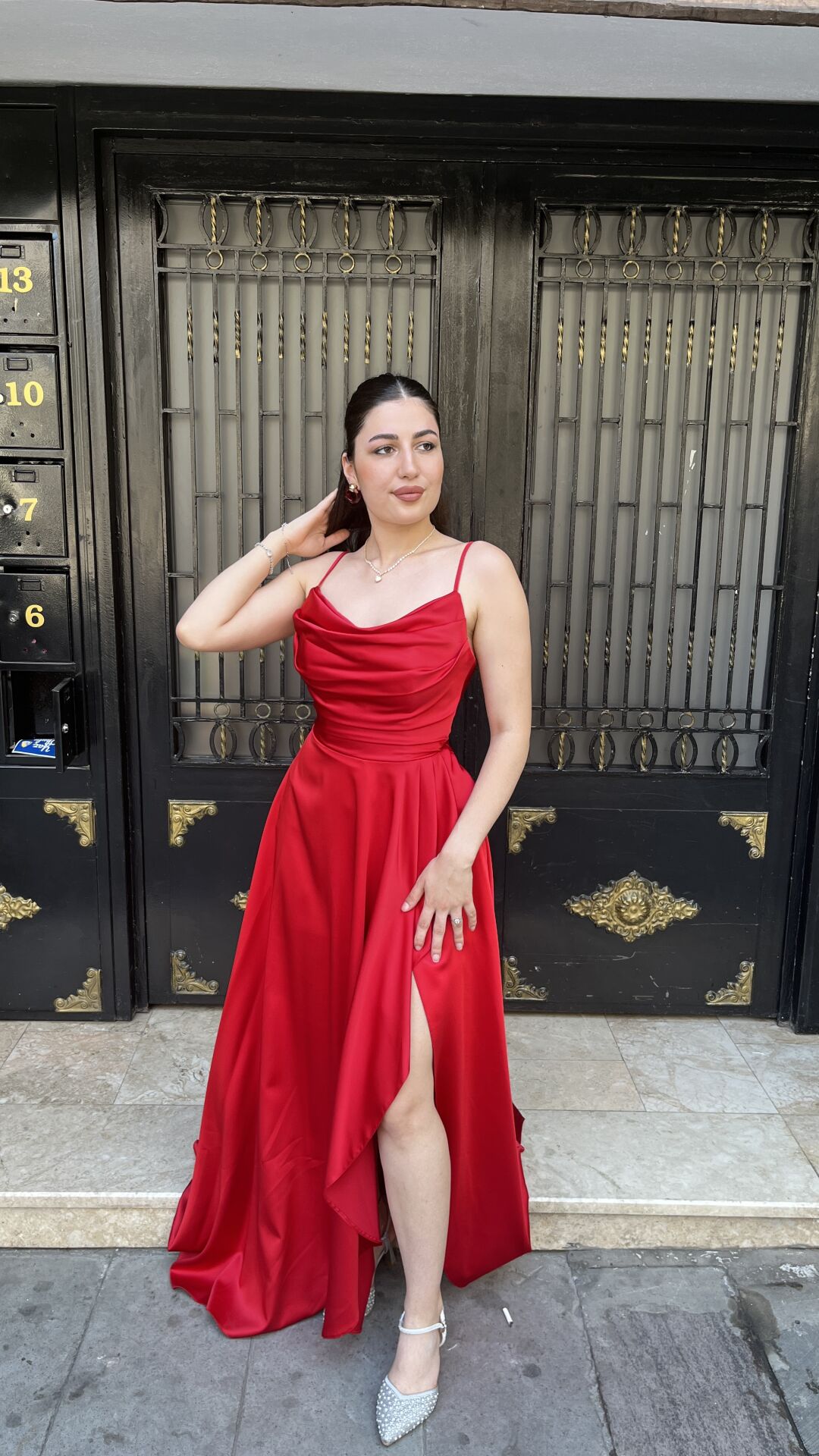 KIRMIZI İP ASKILI SIRTTAN İP BAĞLAMA DETAYLI ABİYE