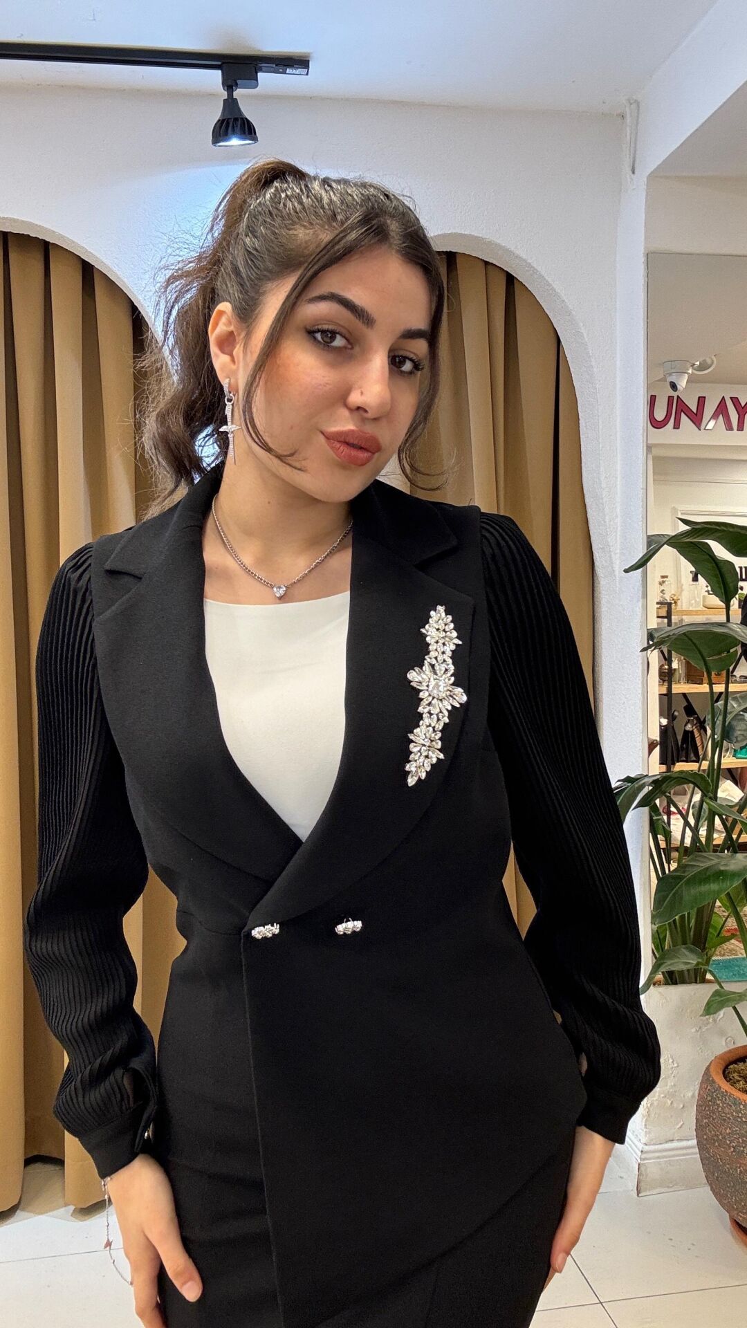 SİYAH KOLLARI TAŞ TESETTÜR ABİYE