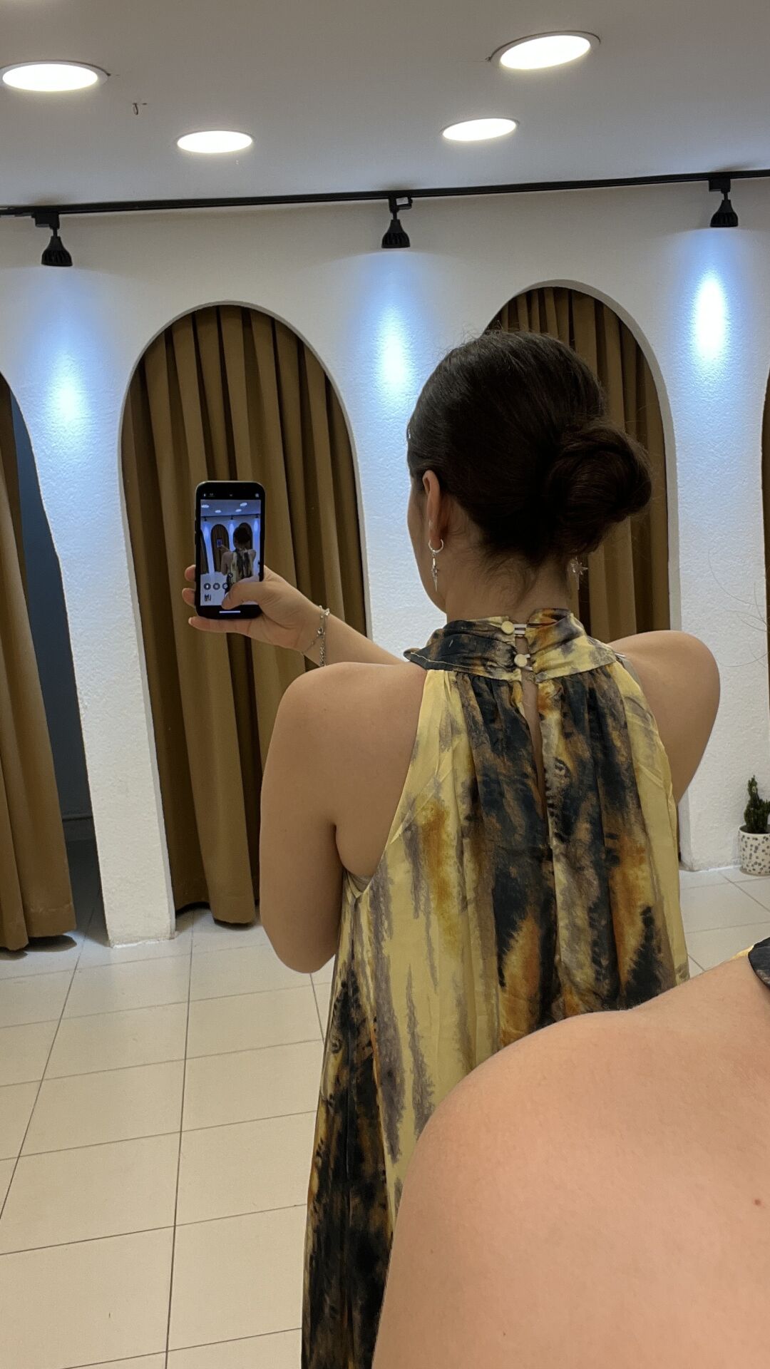 DESENLİ HALTER YAKA ELBİSE