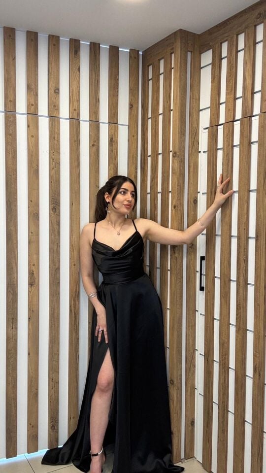 Siyah ip askılı sırt bağlamalı uzun yırtmaçlı abiye elbise 42