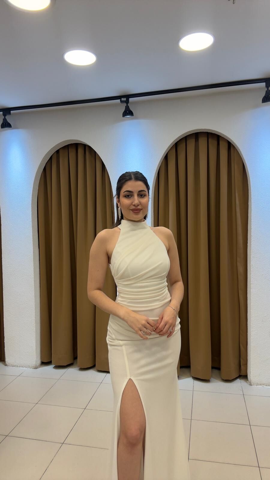 BEYAZ HALTER YAKA YIRTMAÇLI ABİYE