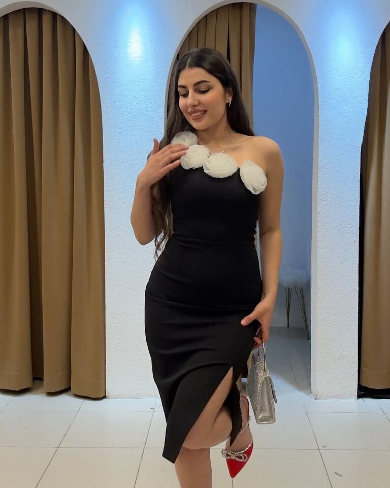 SİYAH GÜL DETAYLI ELBİSE