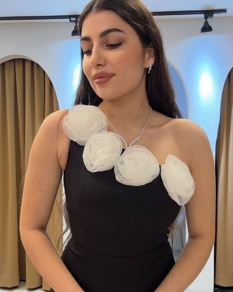 SİYAH GÜL DETAYLI ELBİSE