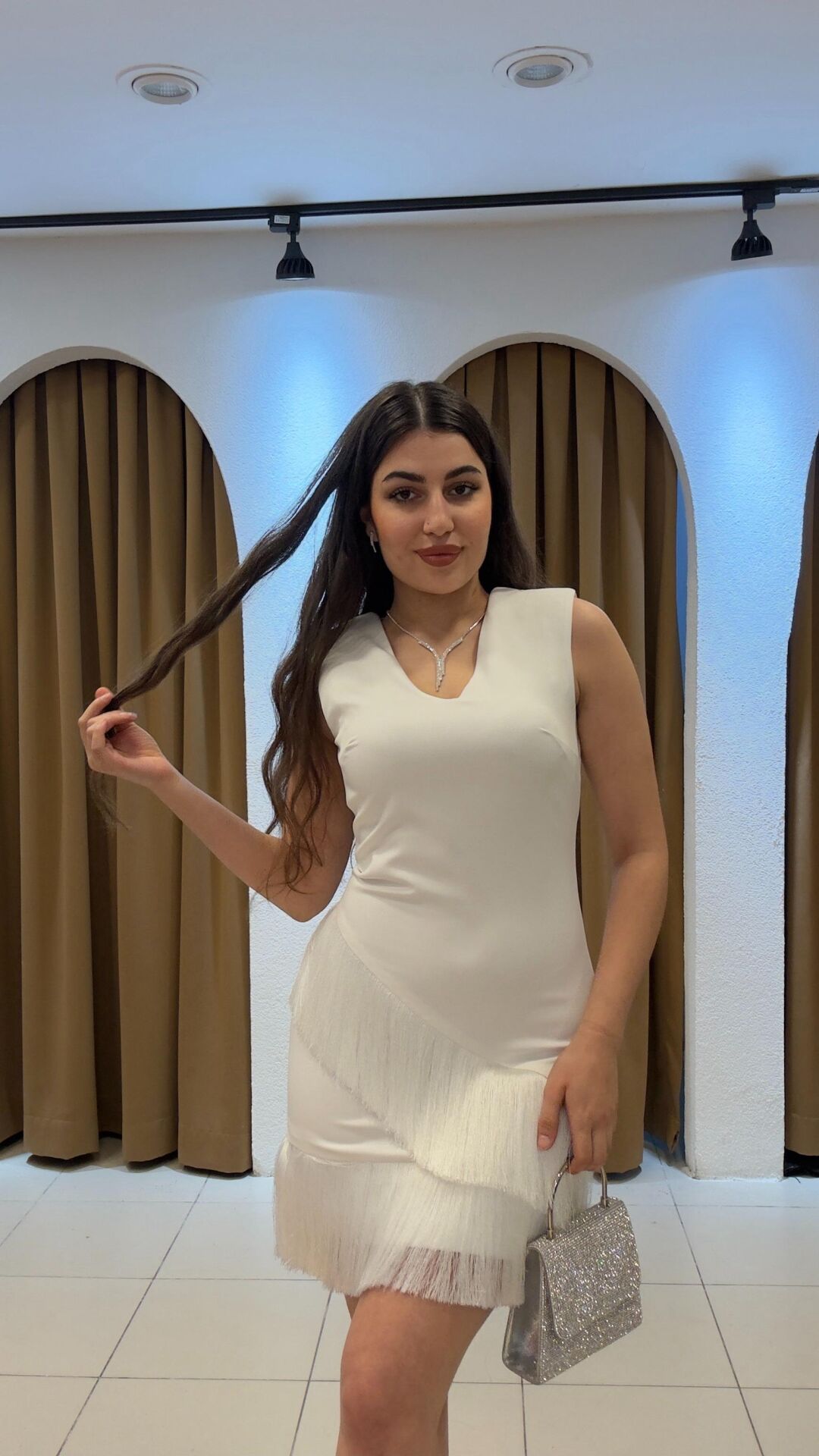 BEYAZ PÜSKÜLLÜ MİNİ ELBİSE