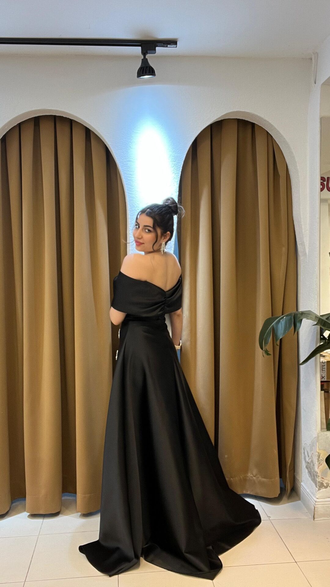 SİYAH TAŞ İŞLEMELİ MADONNA YAKA ELBİSE