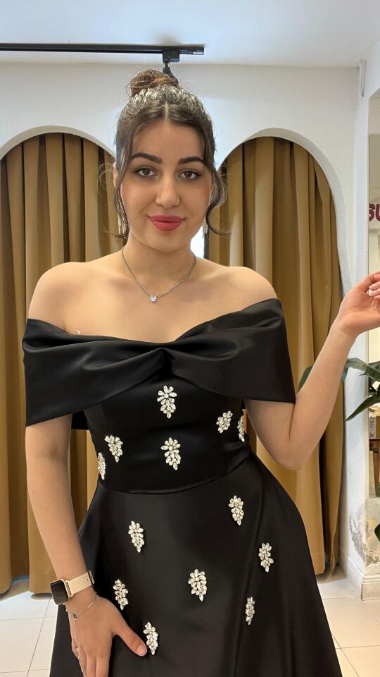 SİYAH TAŞ İŞLEMELİ MADONNA YAKA ELBİSE