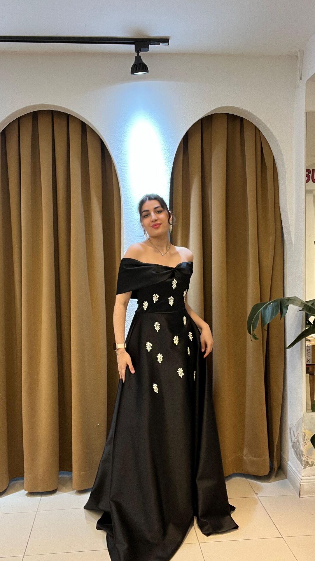 SİYAH TAŞ İŞLEMELİ MADONNA YAKA ELBİSE