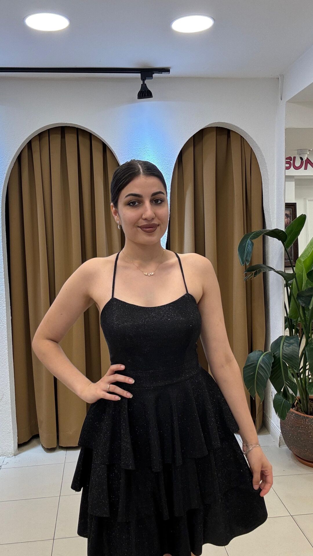 SİYAH MİNİ PARILTILI FIRFIRLI ELBİSE