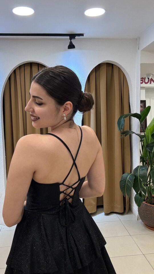 SİYAH MİNİ PARILTILI FIRFIRLI ELBİSE