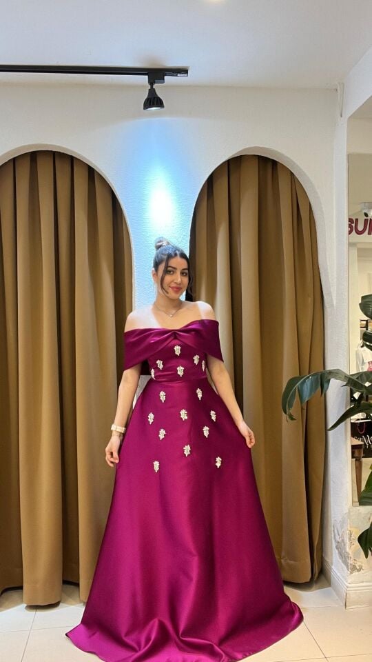 MOR TAŞ İŞLEMELİ MADONNA YAKA ELBİSE