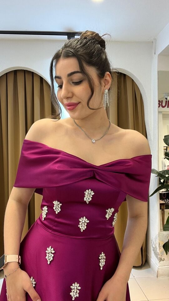 MOR TAŞ İŞLEMELİ MADONNA YAKA ELBİSE