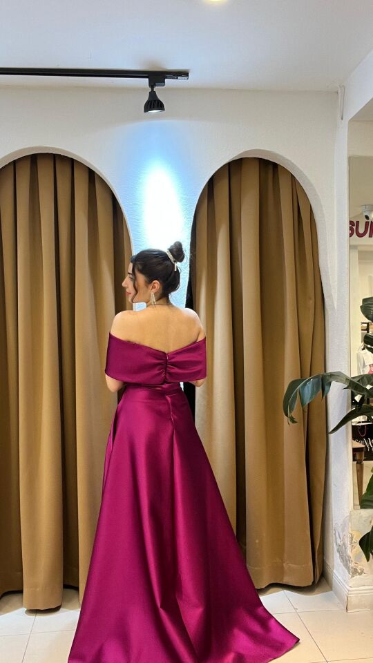 MOR TAŞ İŞLEMELİ MADONNA YAKA ELBİSE