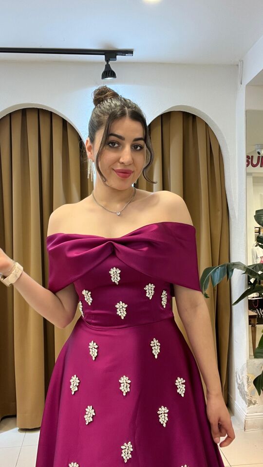MOR TAŞ İŞLEMELİ MADONNA YAKA ELBİSE