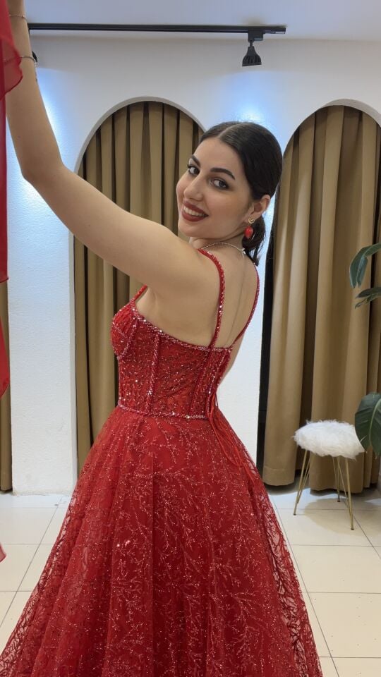 KIRMIZI KORSE DETAYLI SIRT BAĞÇIKLI KABARIK KINA ELBİSE