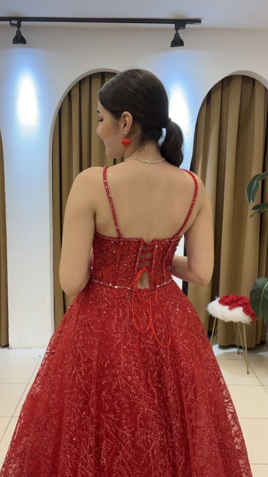 KIRMIZI KORSE DETAYLI SIRT BAĞÇIKLI KABARIK KINA ELBİSE