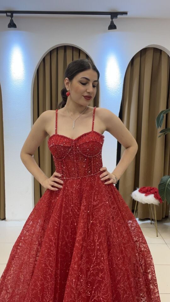 KIRMIZI KORSE DETAYLI SIRT BAĞÇIKLI KABARIK ELBİSE