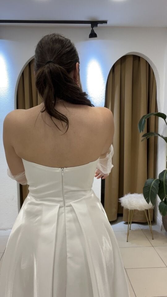 BEYAZ STRAPLEZ TAŞ İŞLEMELİ SATEN ELDİVENLİ ABİYE