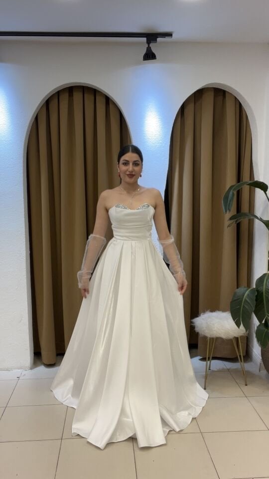 BEYAZ STRAPLEZ TAŞ İŞLEMELİ SATEN ELDİVENLİ ABİYE