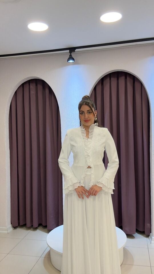 Beyaz uzun kollu kolları fırfırlı kendinden işlemeli ceketi ve şifon tül uzun kiloş etekli takım 36