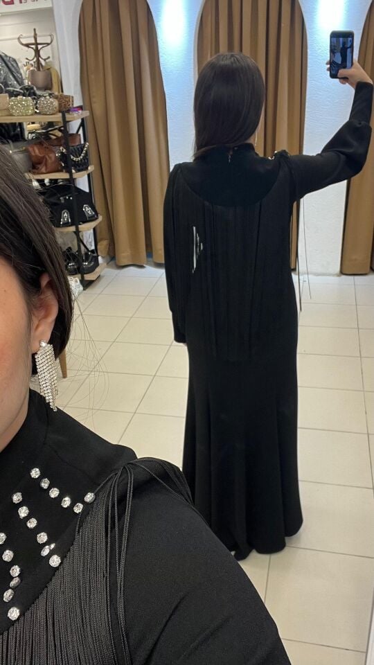 SİYAH PÜSKÜLLÜ TAŞ DETAYLI TESETTÜR ABİYE