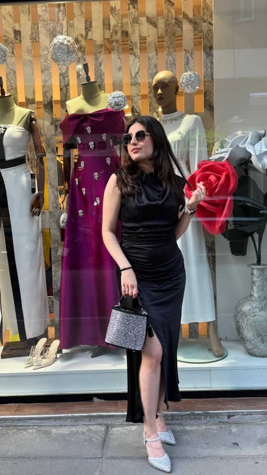 SİYAH YIRTMAÇLI ELBİSE