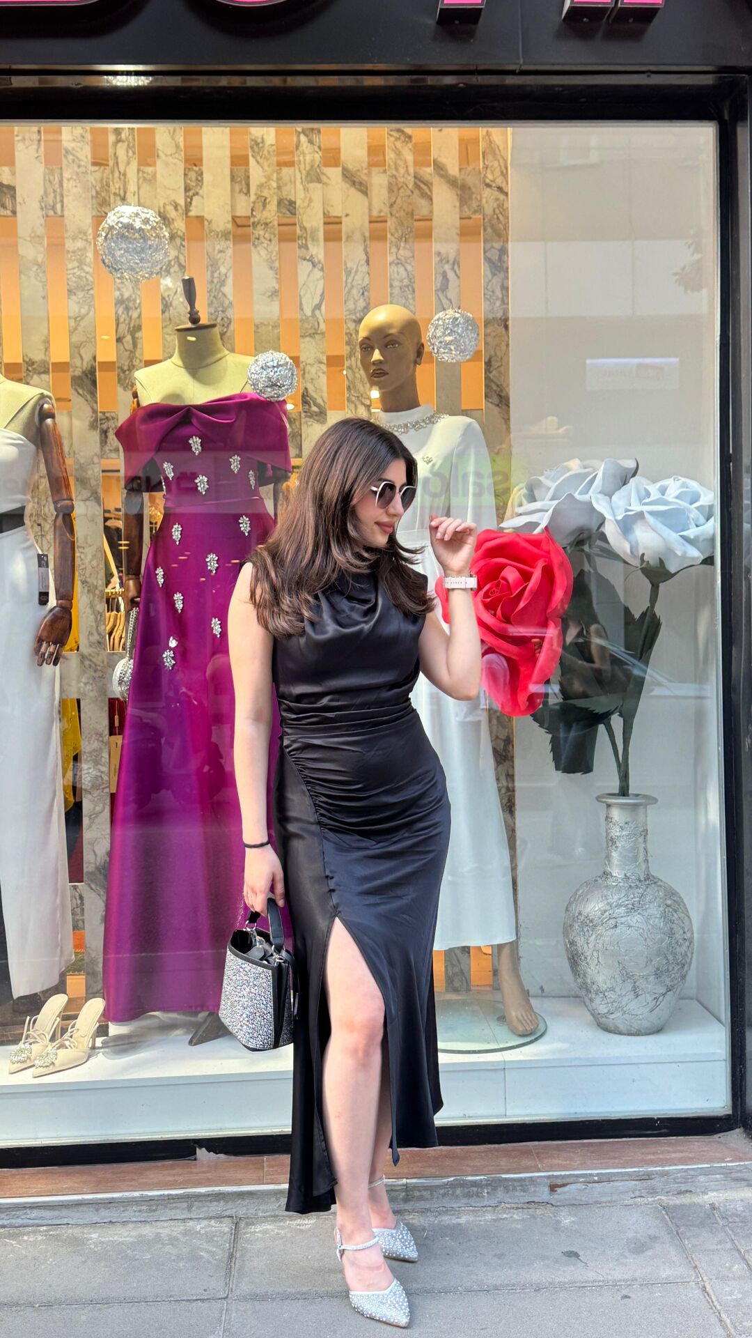 SİYAH YIRTMAÇLI ELBİSE