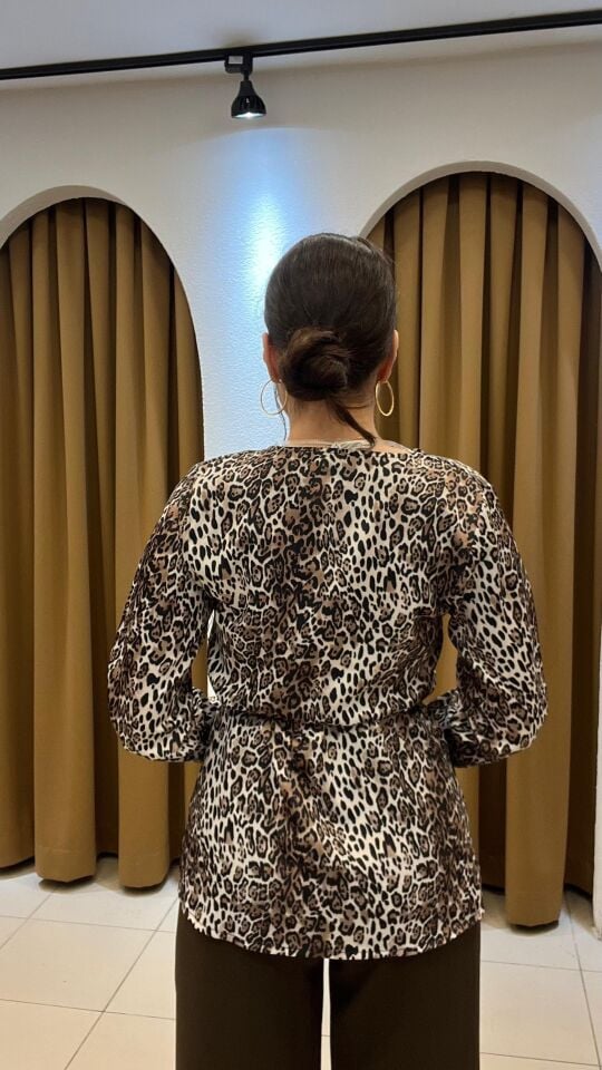 LEOPAR SATEN KEMERLİ ŞIK BLUZ