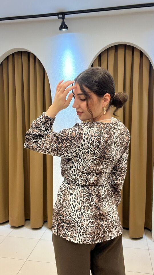LEOPAR SATEN KEMERLİ ŞIK BLUZ