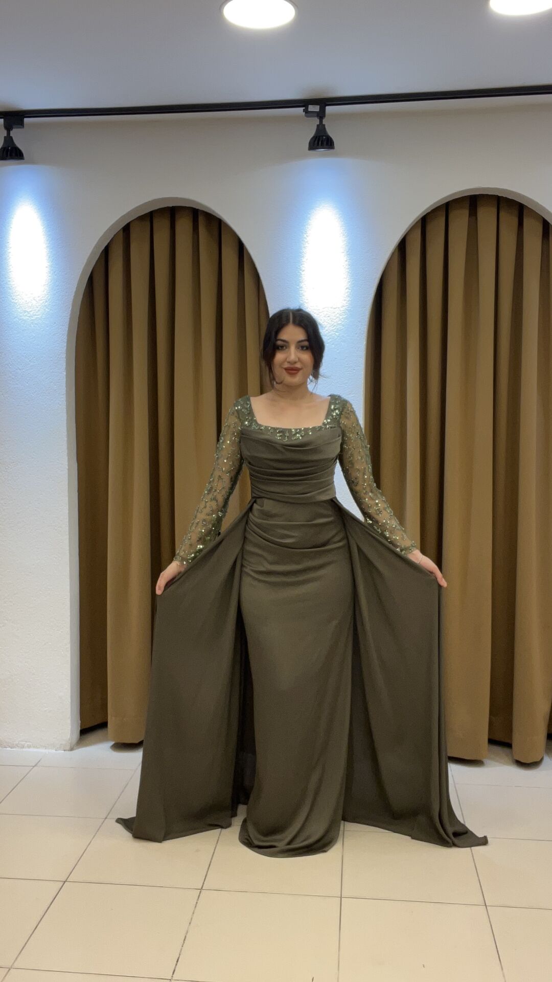 ZÜMRÜT YEŞİLİ KOLU BONCUKLU ABİYE