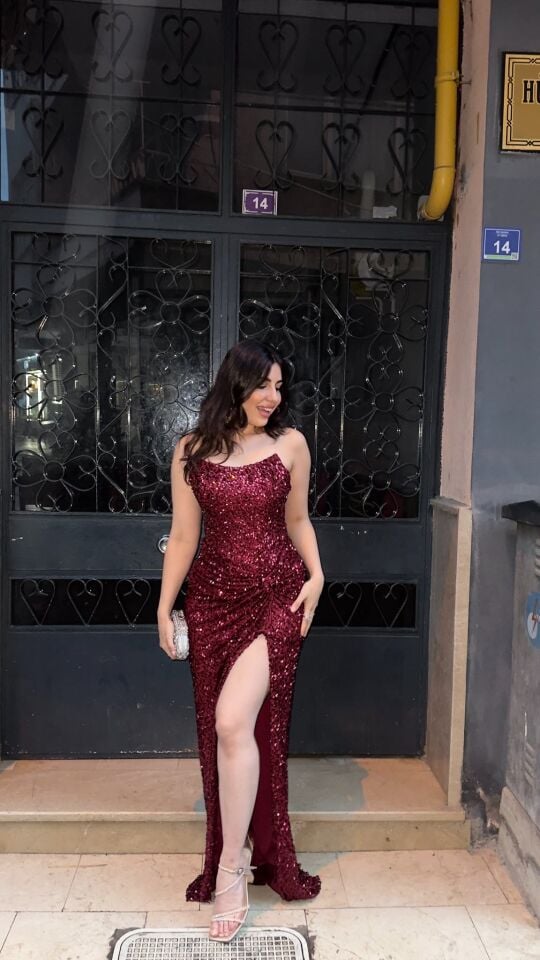 Bordo Straplez Drape Detaylı Derin Yırtmaçlı Pullu Uzun Abiye Elbise 50