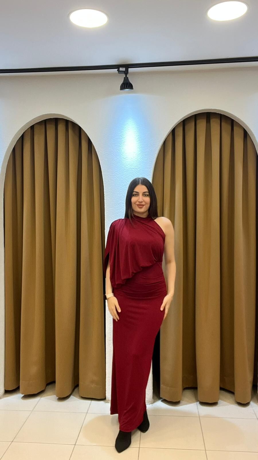 BORDO BOYUNDAN DÜĞMELİ UZUN ELBİSE