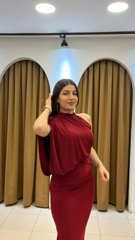 BORDO BOYUNDAN DÜĞMELİ UZUN ELBİSE