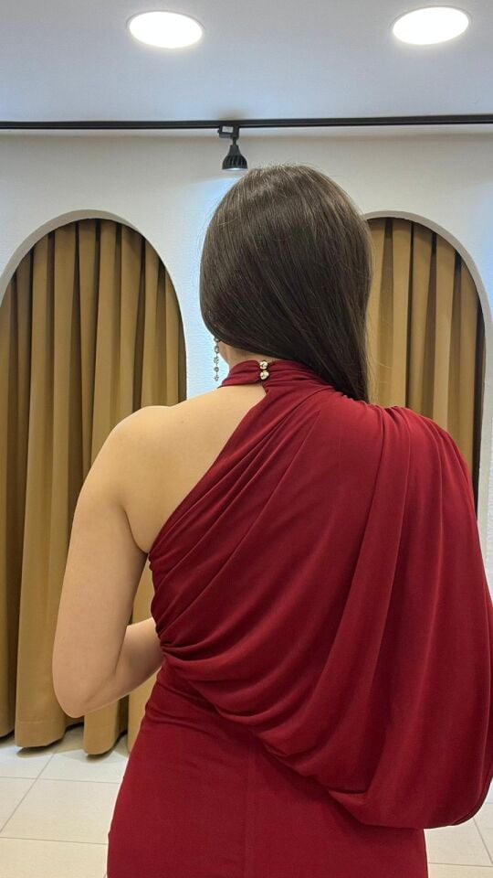 BORDO BOYUNDAN DÜĞMELİ UZUN ELBİSE