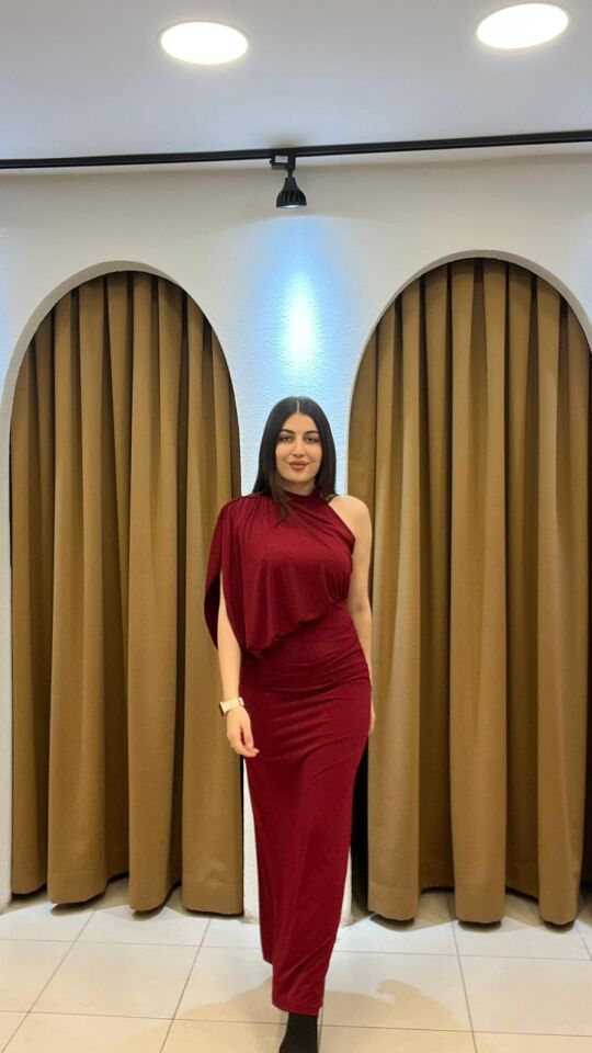 BORDO BOYUNDAN DÜĞMELİ UZUN ELBİSE