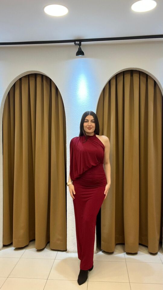 BORDO BOYUNDAN DÜĞMELİ UZUN ELBİSE