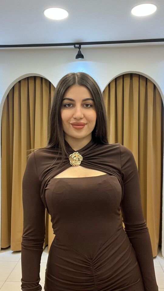 KAHVERENGİ ÇİÇEK GOLD DRAPELİ UZUN ELBİSE