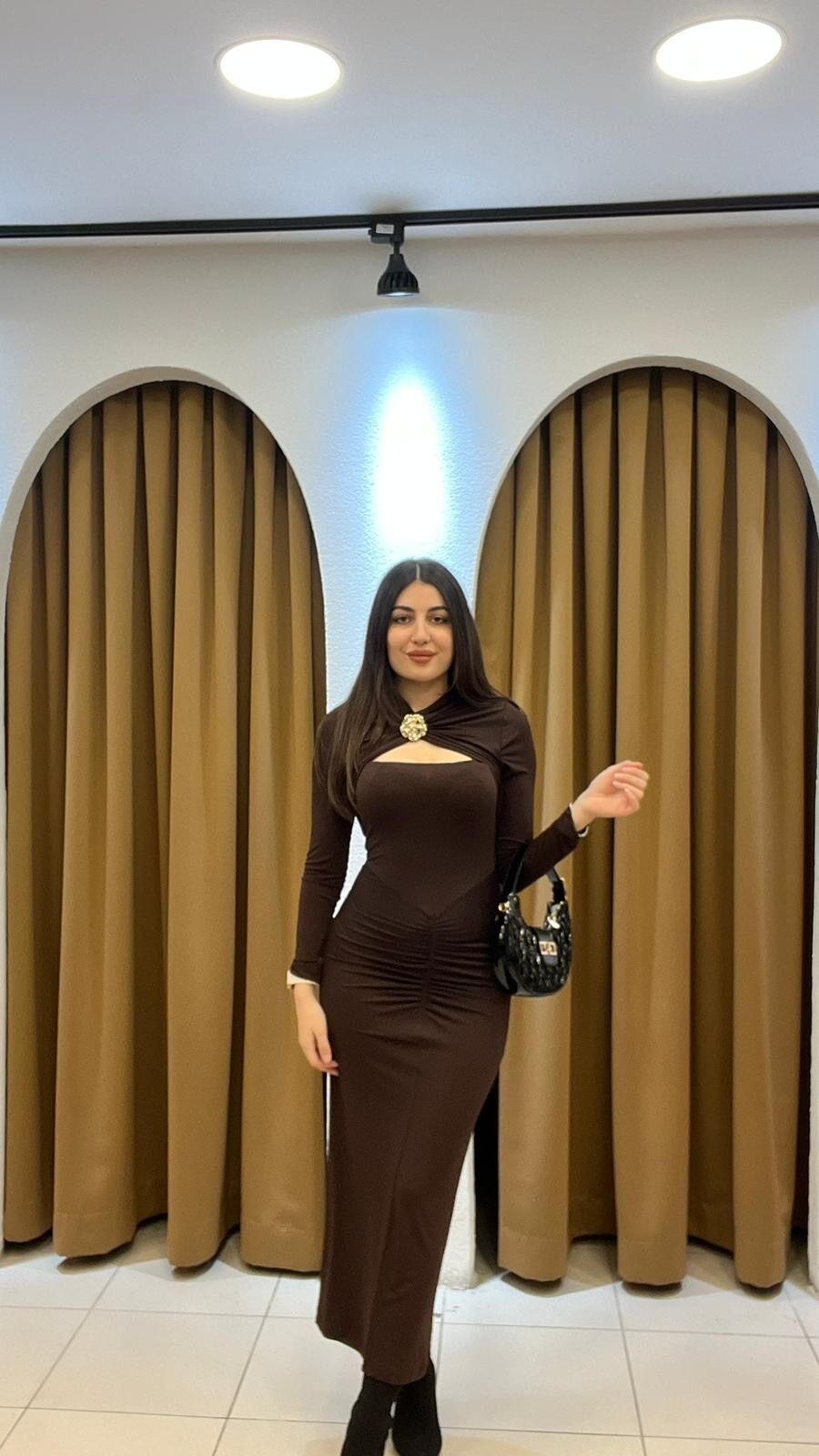 KAHVERENGİ ÇİÇEK GOLD DRAPELİ UZUN ELBİSE