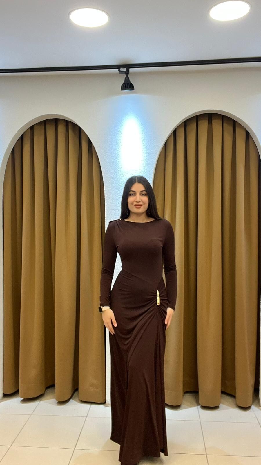 KAHVERENGİ UZUN KOLLU OMZU GOLD ELBİSE